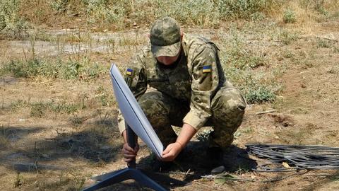Ukraina Tuduh SpaceX Batasi Starlink, Misi Drone Terganggu