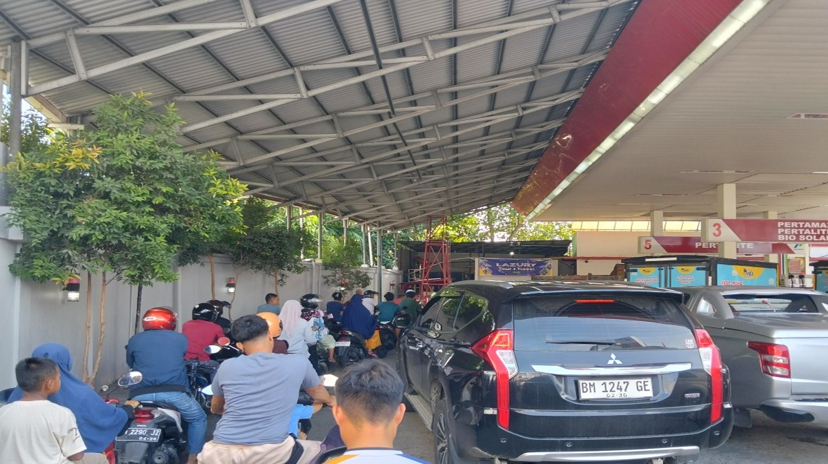 BBM Bali Makin Parah, Warga Rela Menginap di SPBU