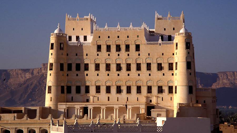 Houthi Missile Strike Hits Yemen's Presidential Palace in Aden, 5…