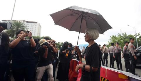 Aksi Kamisan #929: Touching Moment Sumarsih Hugs Gambir Police Chief