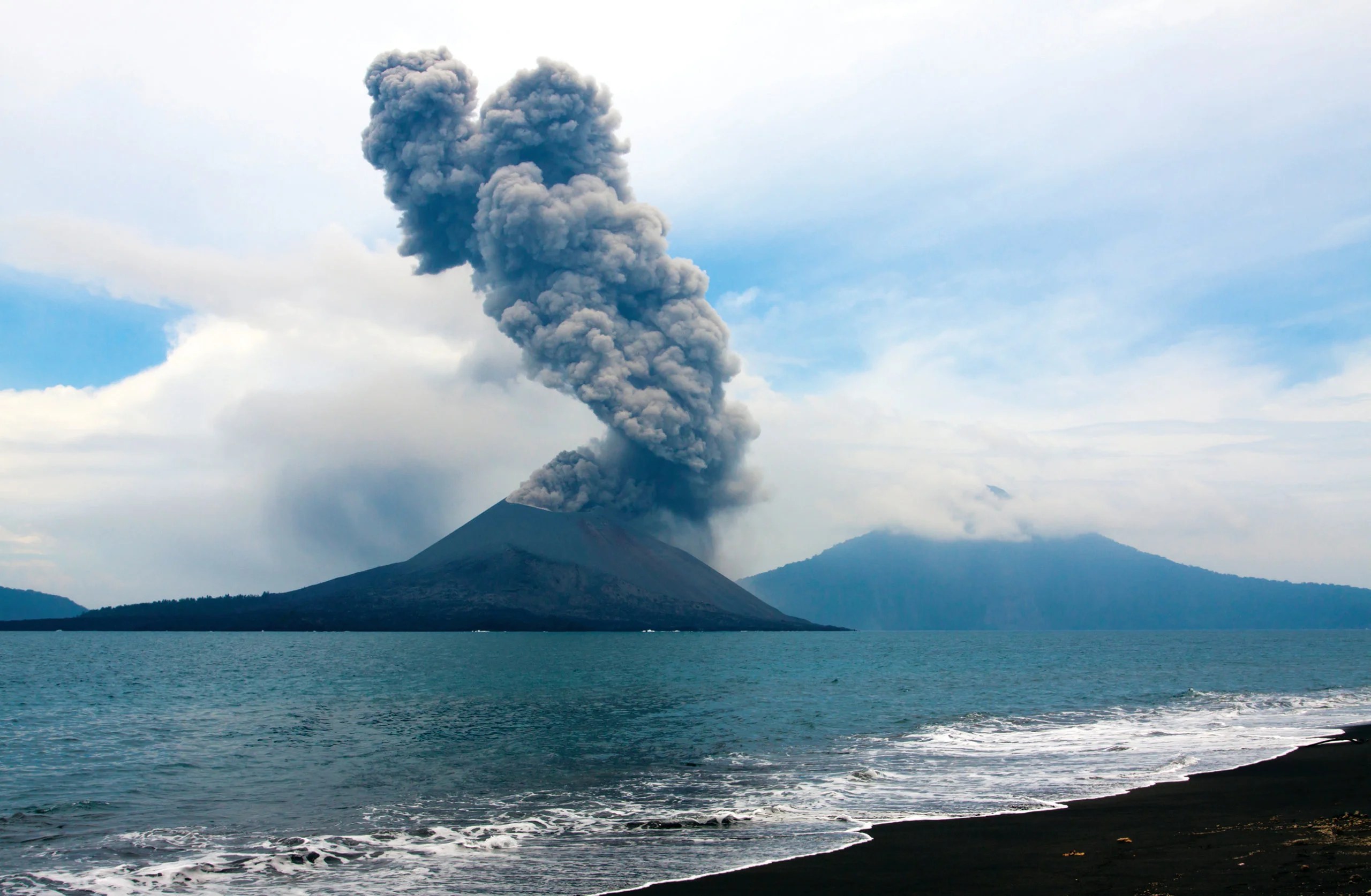 Mount Anak Krakatau Erupts Five Times, Volcanic Ash Spreads to Banten…