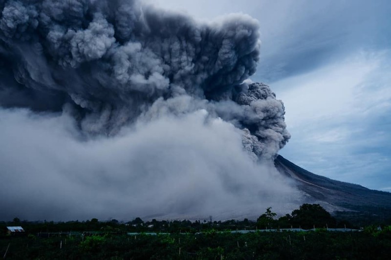 El volcán Semeru entra en erupción 3 veces y columna alcanza 1 km