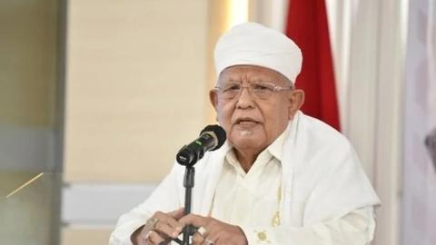 Morre KH Syukron Makmun, Clérigo 'Leão do Pódio', aos 84 Anos