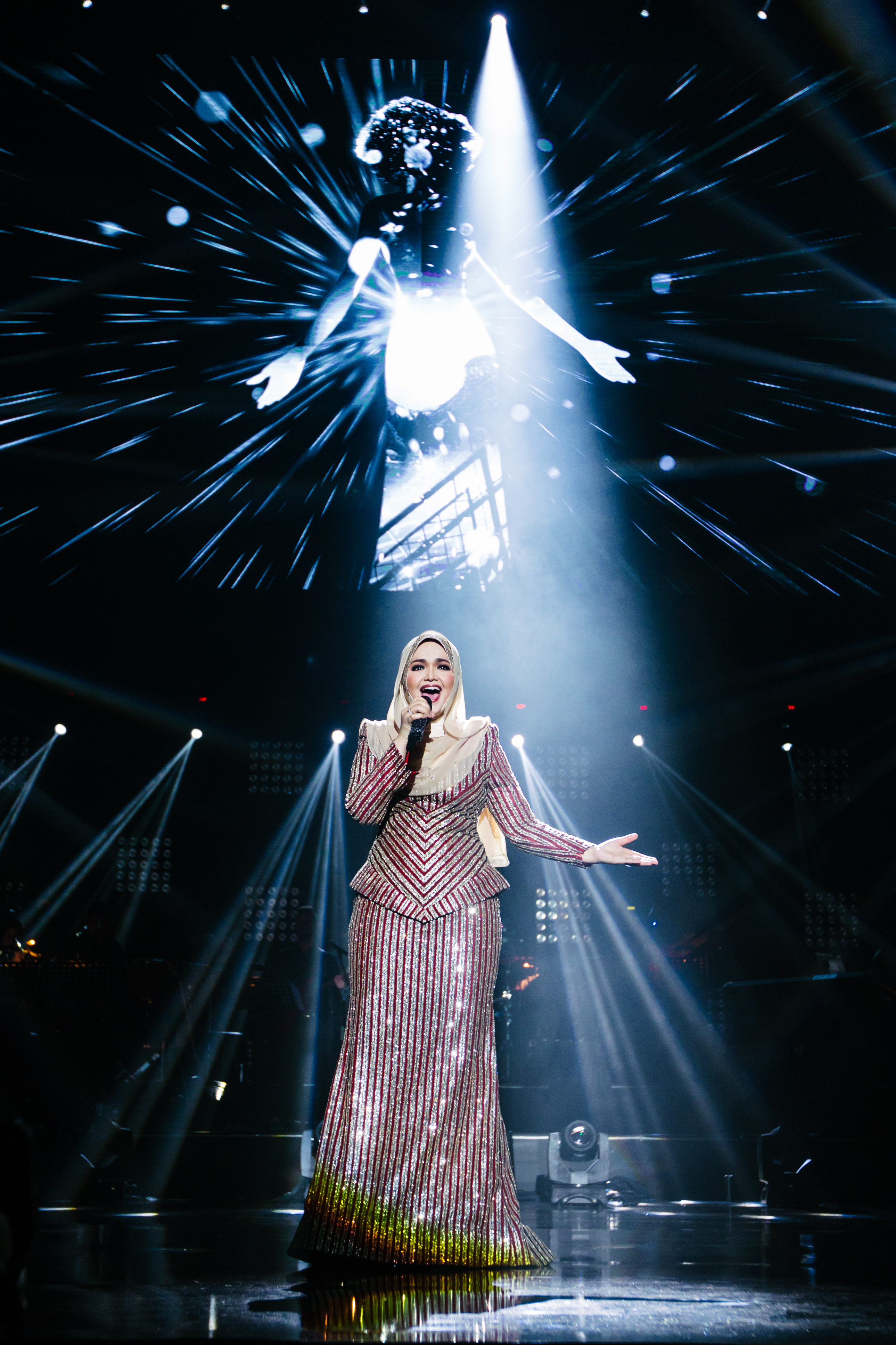Lesti Kejora se apresenta no concerto de Siti Nurhaliza para 63 mil…