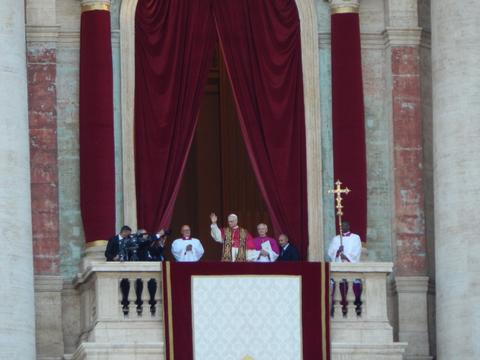 Papst Leo XIV. betet erstmals nach Lungenkrebs-OP den Angelus