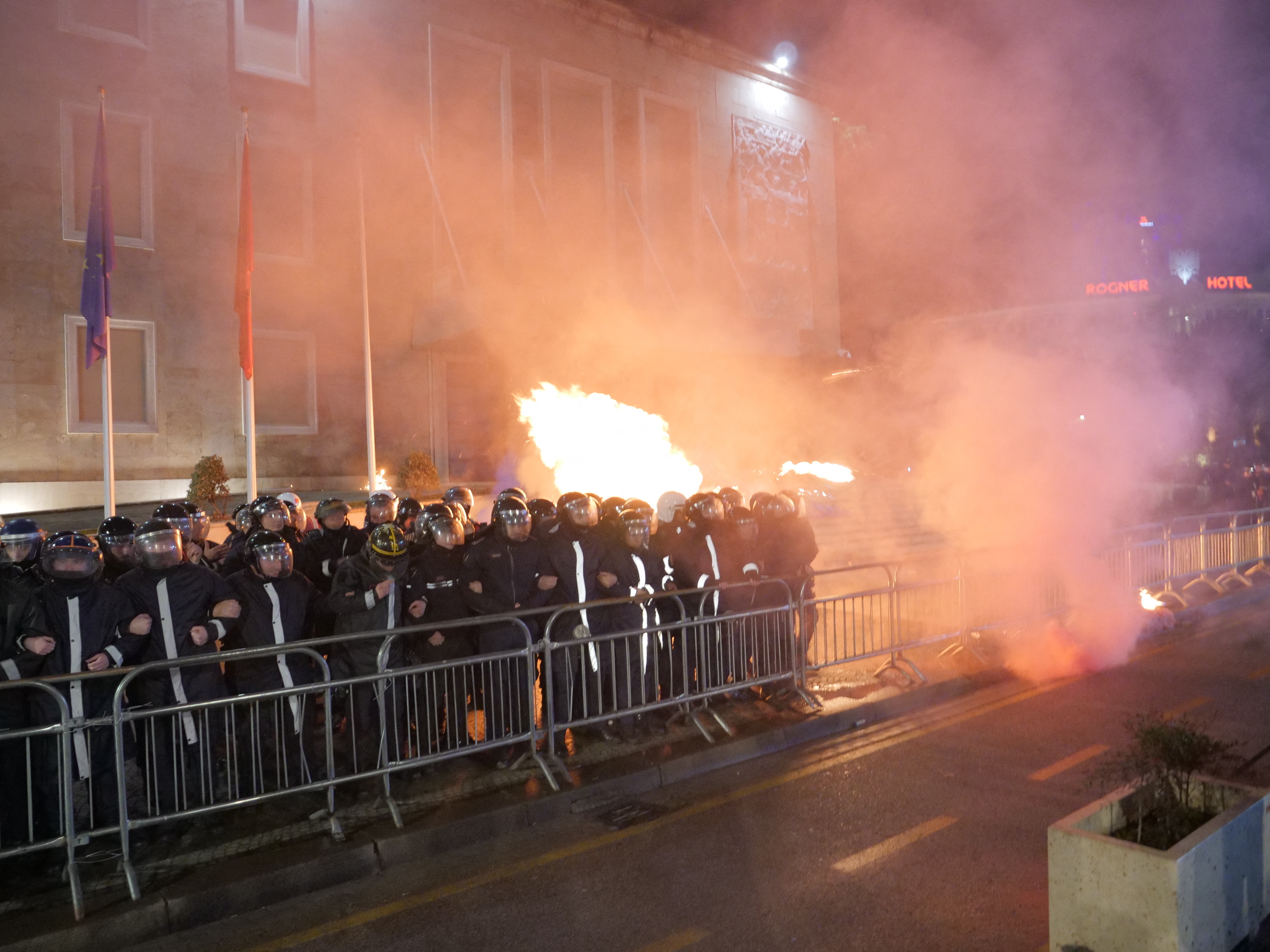 Polisi Albania Tembakkan Peluru Karet ke Demonstran, 7 Petugas Dibebastugaskan
