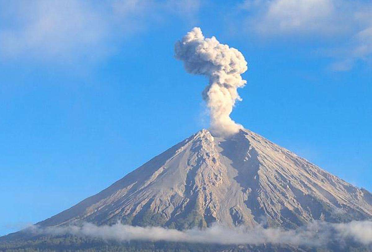 Semeru Erupts Again Early Sunday, 29 Eruption Quakes Recorded Overnight