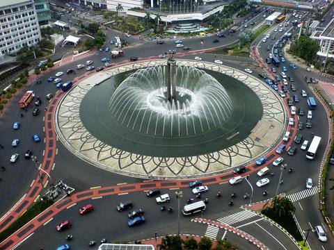 Greenpeace escala monumento em Jacarta em protesto climático