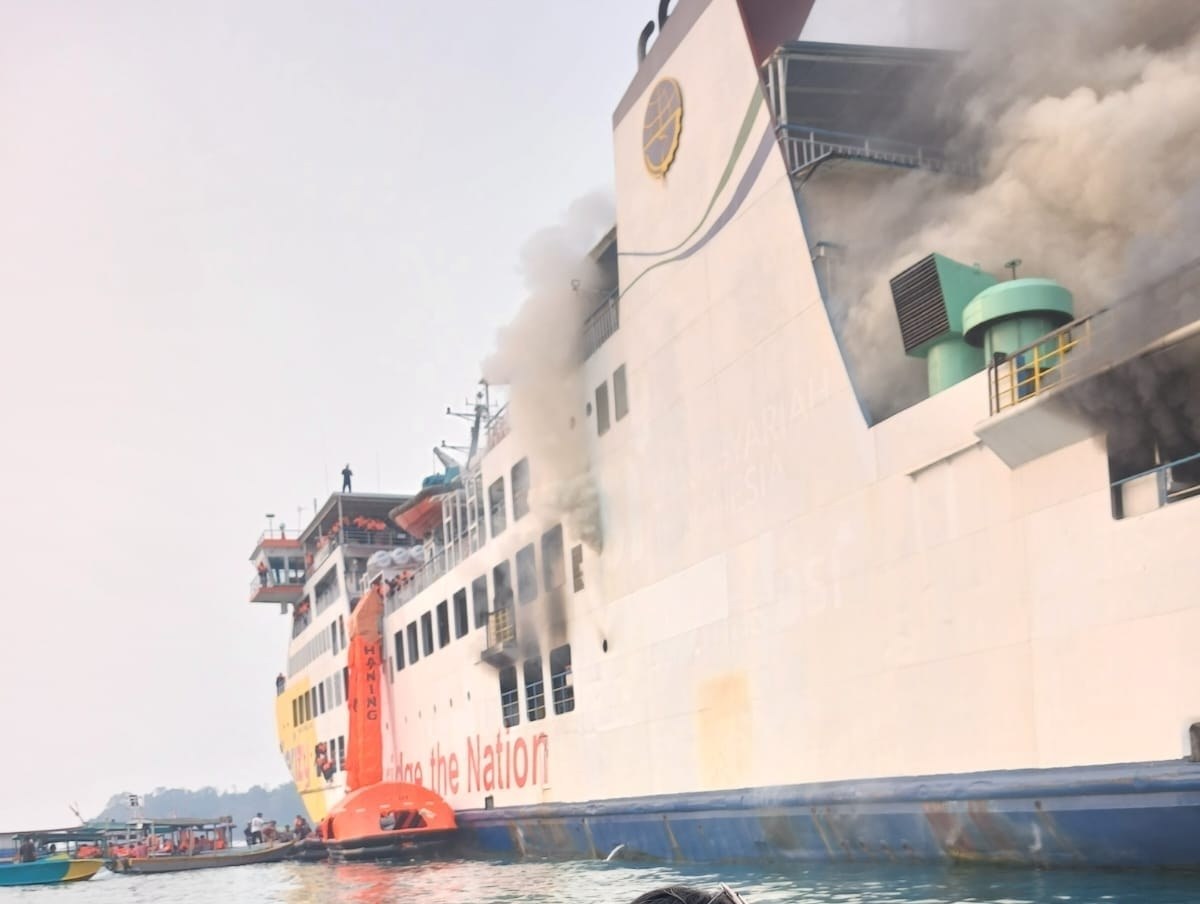 KMP Batu Mandi pega fogo em Merak; 89 passageiros salvos