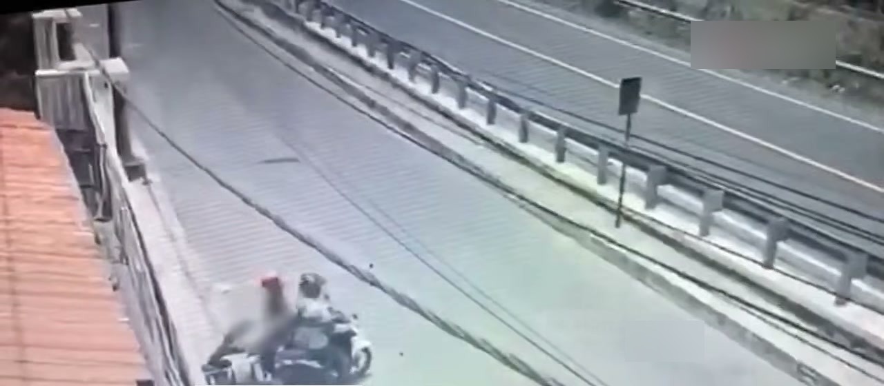 سارق يستولي على دراجة نارية من نوع "بيت" تحت تهديد السلاح من أستاذ…
