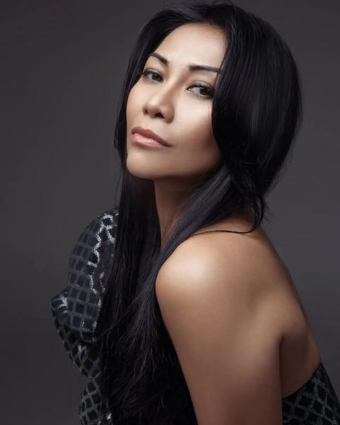 Anggun C Sasmi no SNADA 2026: Vestido Vermelho Flamejante de Design…