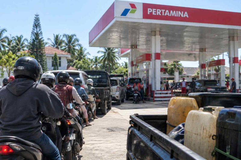 Antrean BBM Bali Meluas: Pertalite Kosong, Dirut Pertamina Minta Maaf
