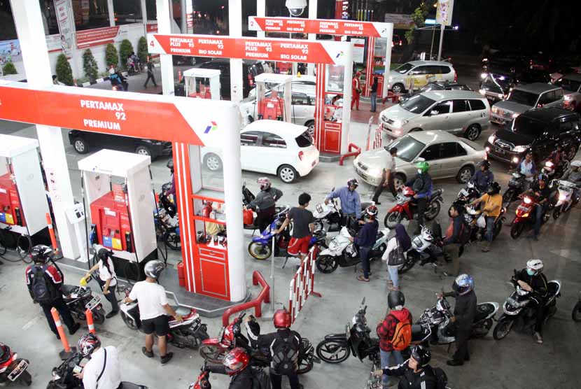 Antrean BBM Bali Meluas: Pertalite Kosong, Dirut Pertamina Minta Maaf