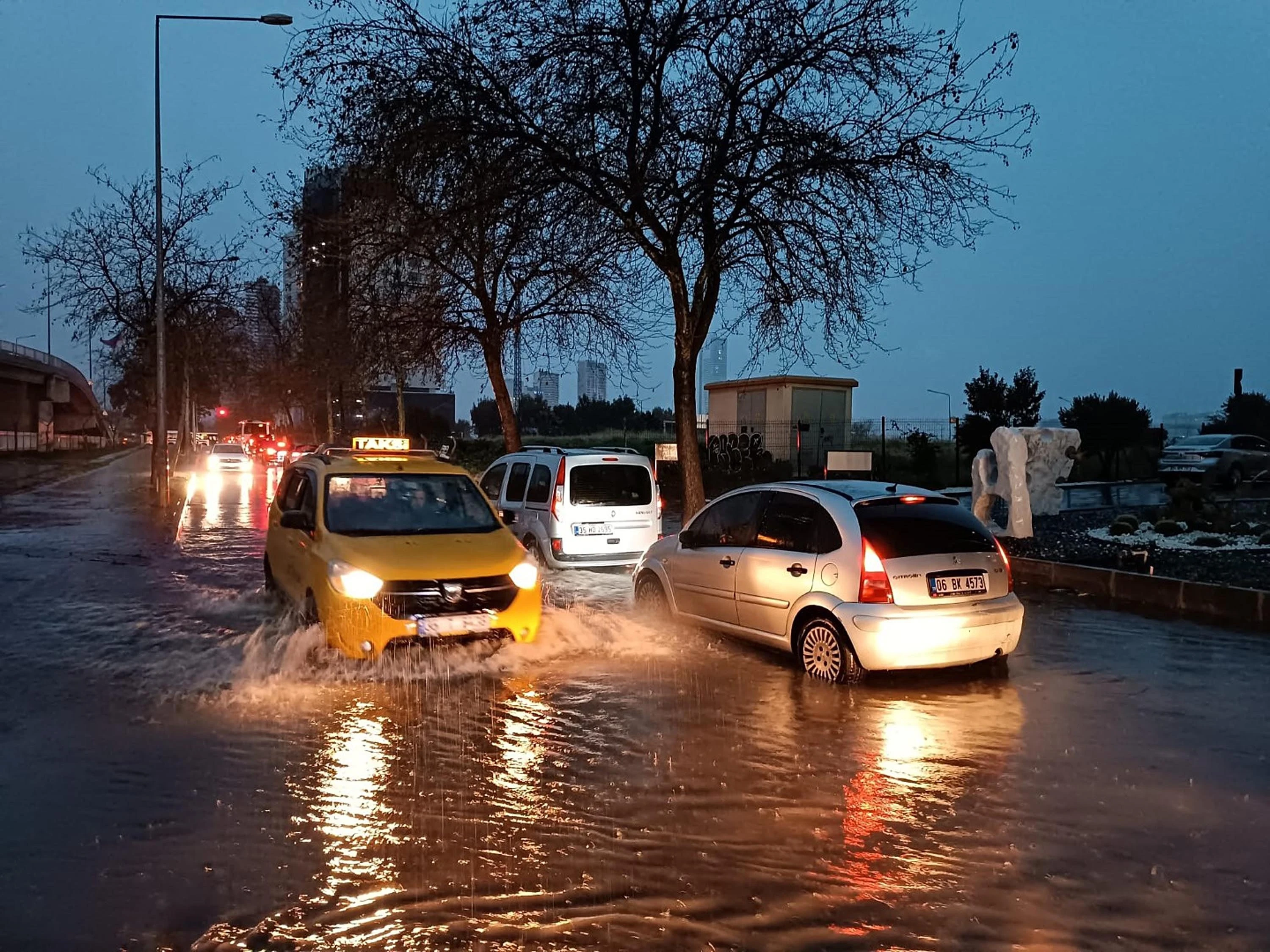 Deadly Istanbul Floods: 3 Killed, 2,700 Evacuated, Schools Shut