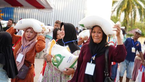 Social Assistance of Rp31.8 T: 10 Kg Rice for 3 Months to…