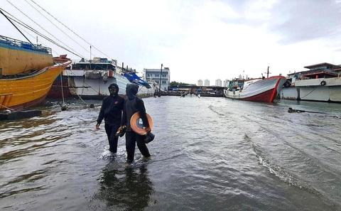 L'inondation rob menace 11 régions, des vagues de 4 mètres scrutées…