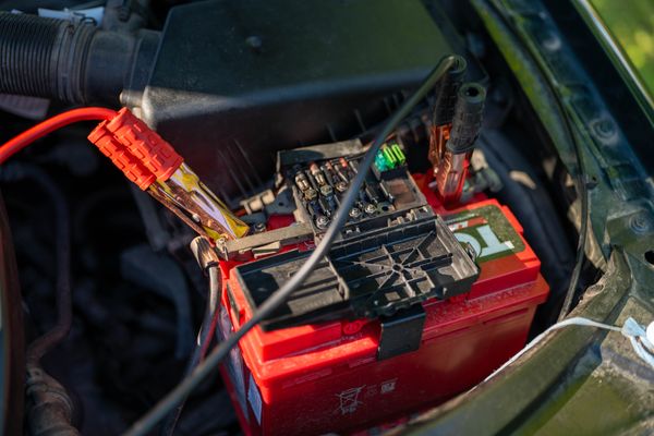 Cara Cek Kondisi Aki Mobil: Patokan Voltase Normal dan Tanda Aki Soak