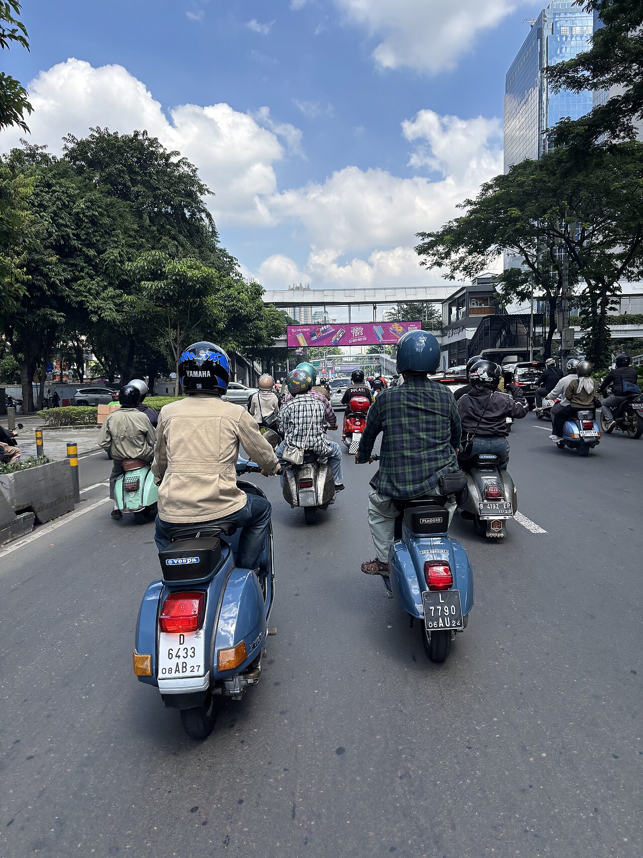 Cara Mengendarai Motor Matic untuk Pemula: Kuasai Gas dan Rem Dulu