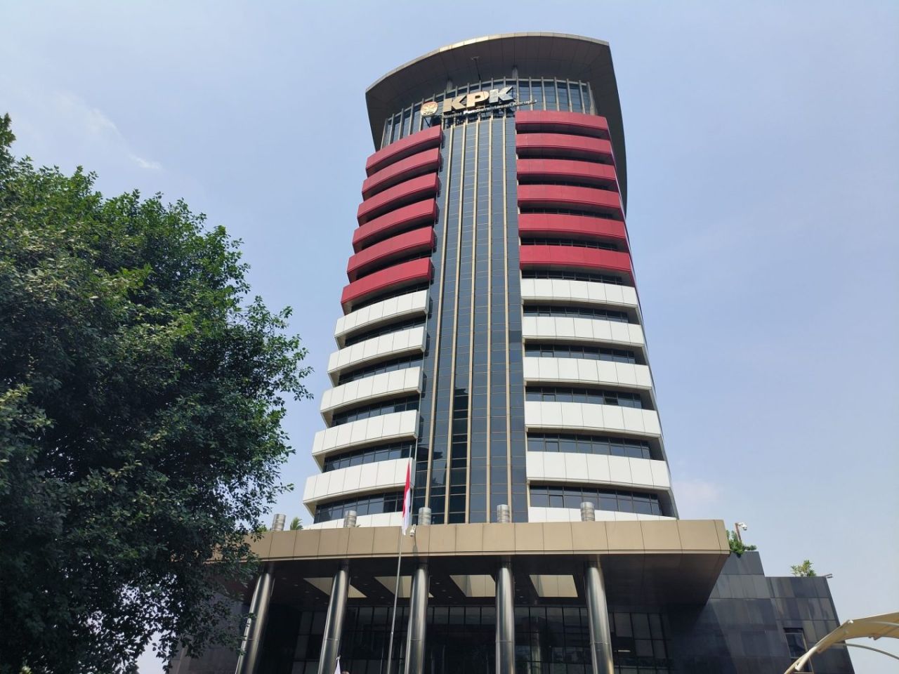 KPK Names 5 Suspects in BNPB Graft Case, Agency Chief's Brother Held