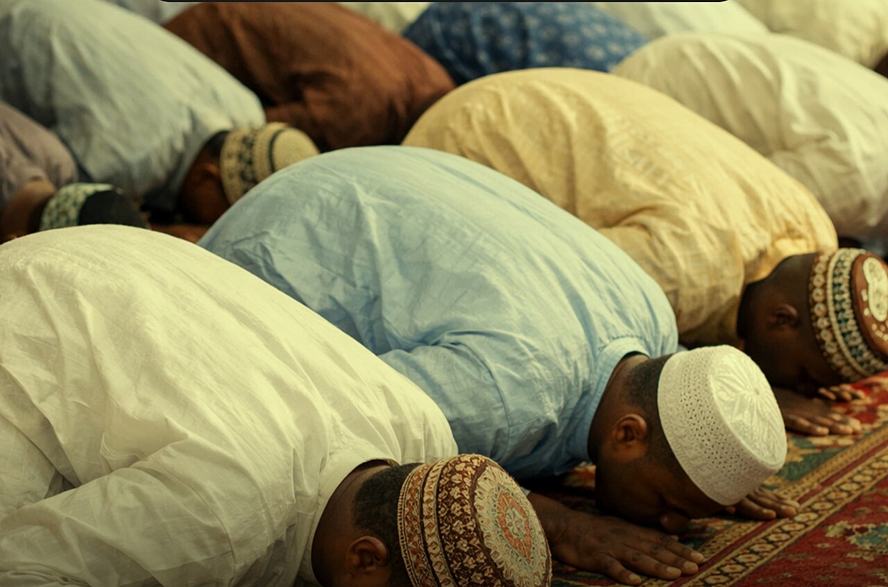 Niat Sholat 5 Waktu Lengkap (Arab, Latin, Artinya)