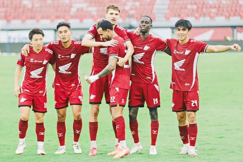 PSM يفوز على PSIM 2-1 ويصمد بـ10 لاعبين