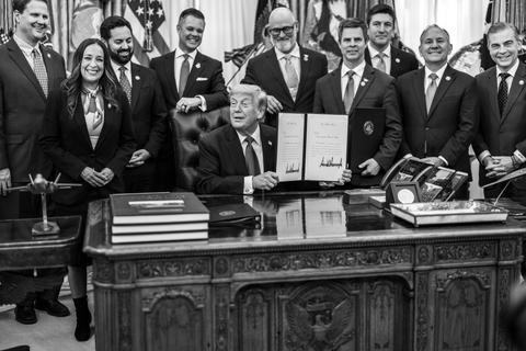 Trump Tunda Tarif 100% Minyak Rusia dari UU Graham Act
